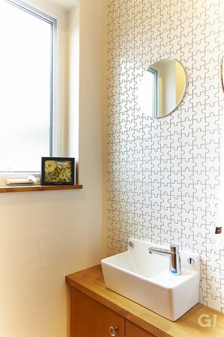 『白いパズル型のモザイクタイルが美しく空間演出を叶える北欧スタイルの洗面所』の写真