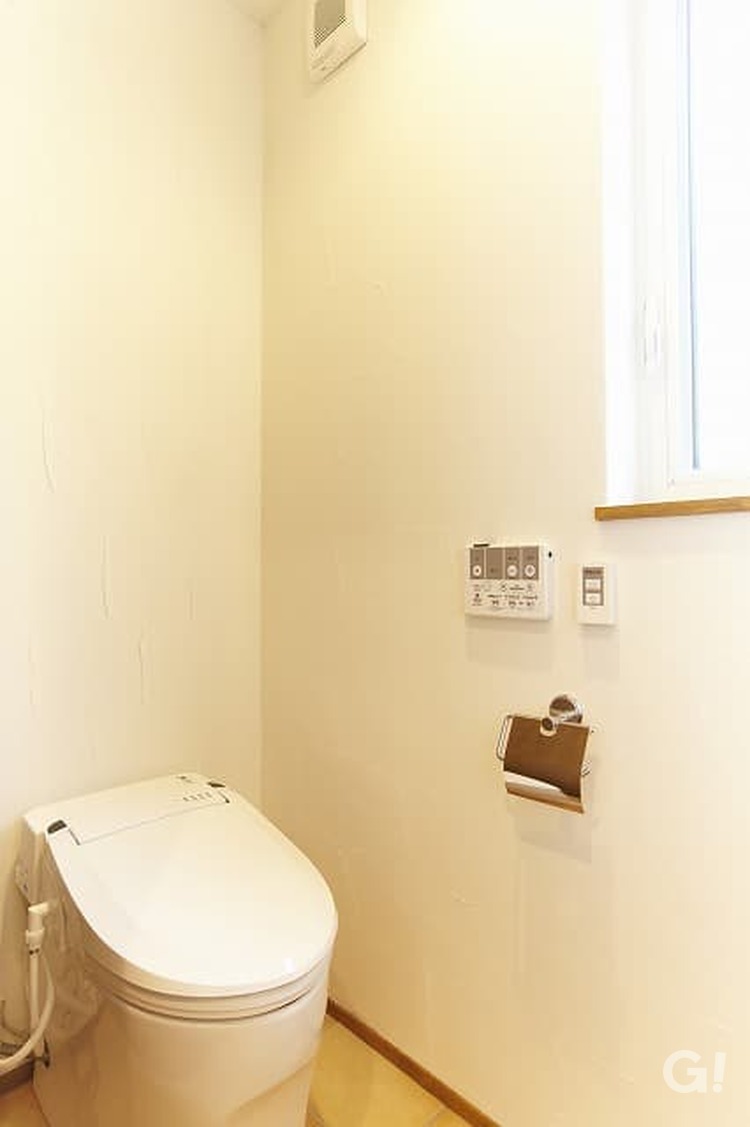『広々とスッキリとした雰囲気に心落ち着くシンプルなトイレ』の写真