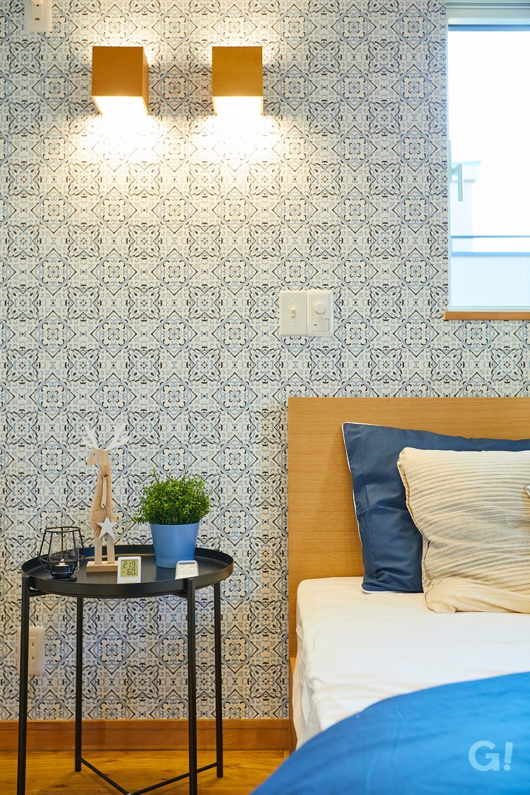 『清々しいデザインクロスに心癒されリラックスできる北欧スタイルの寝室』の写真