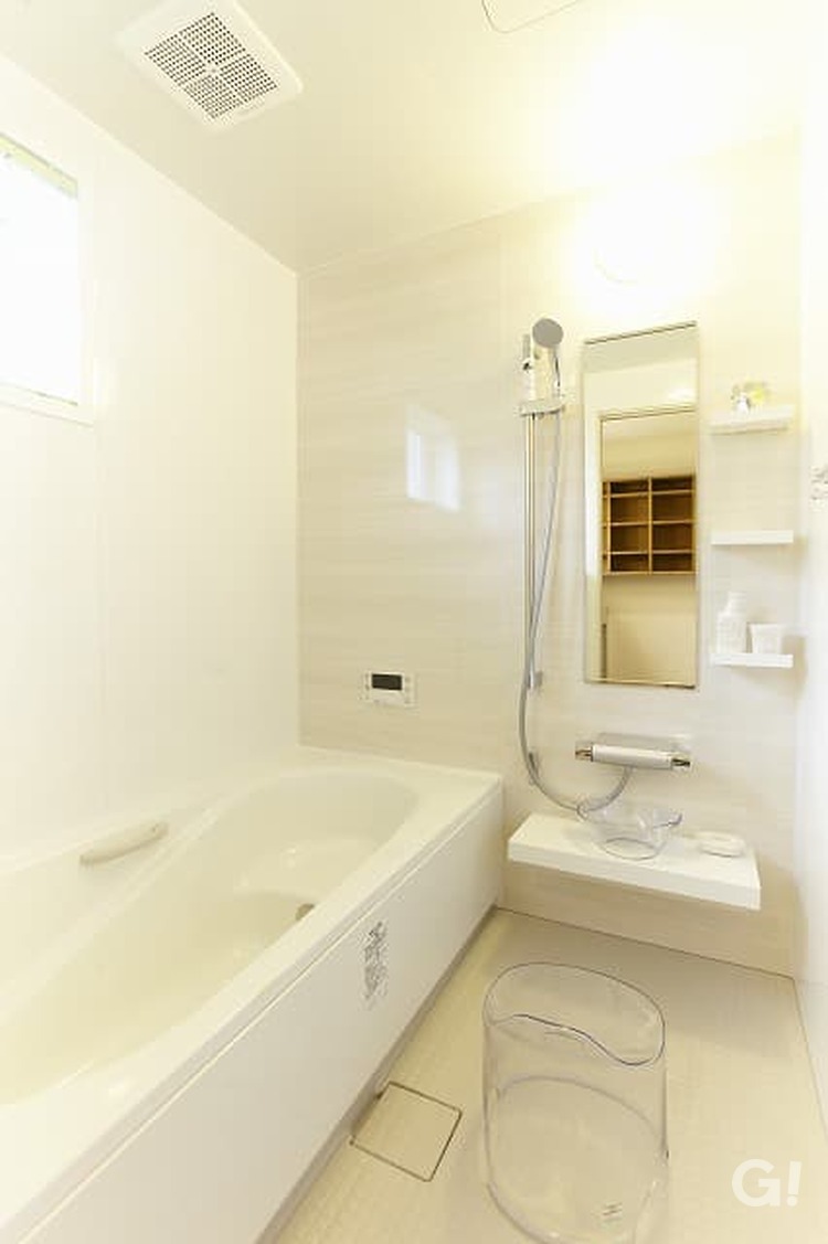 『清潔感あふれ広々とした快適空間が良いナチュラルな浴室』の写真