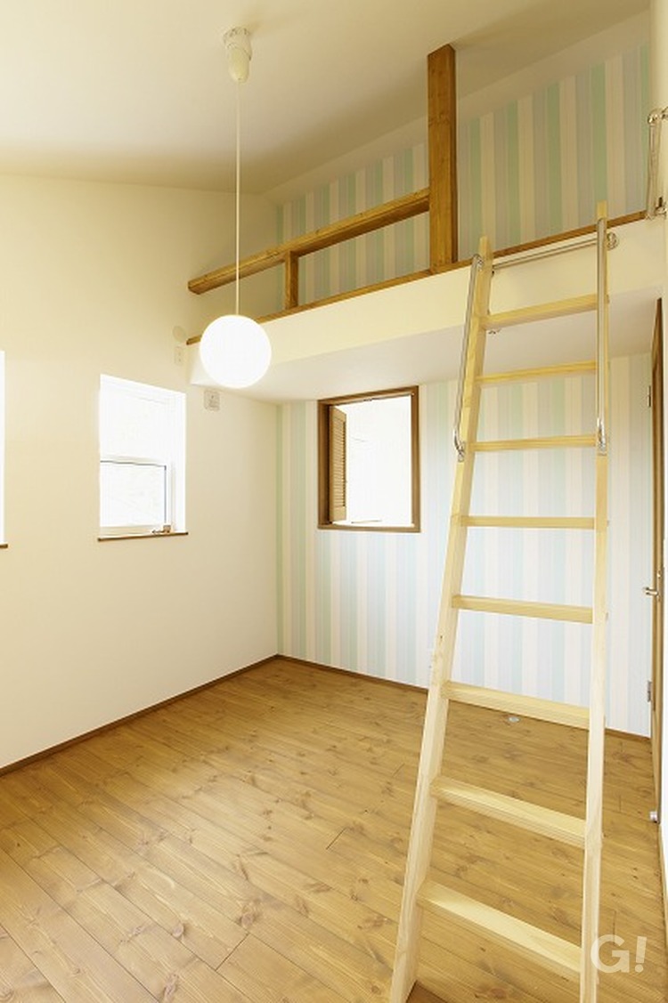 『ハシゴを上るとロフト空間もある遊び心の詰まった北欧スタイルの子供部屋』の写真