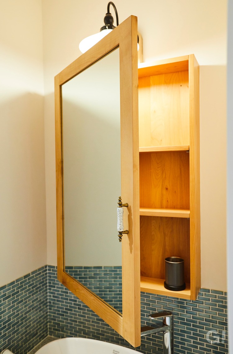 鏡裏に収納空間が造られ快適で使い勝手のいい北欧スタイルの洗面所