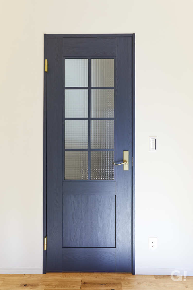 『ネイビーの扉が上品＆清々しい雰囲気を与えてくれるシンプルモダンなリビング』の写真