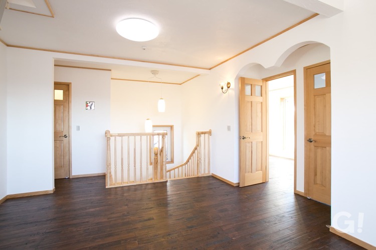アンティーク調の無垢材の床が素敵！快適な空間広がるシンプルモダンな2階ホール