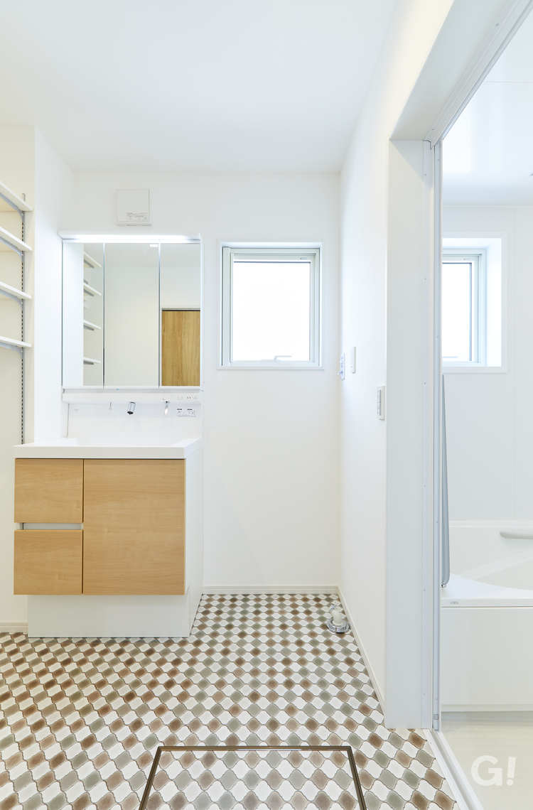 個性的なデザイン＆自然を感じる色の床がPOINT！シンプルモダンな洗面所