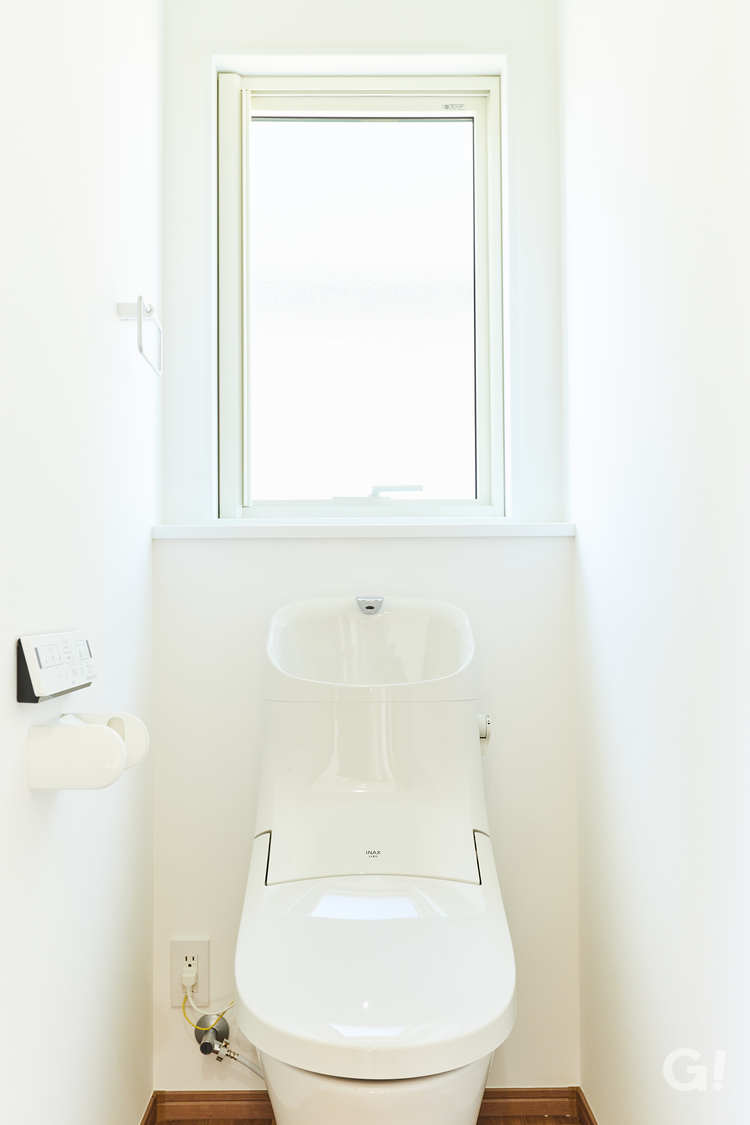 明るく開放的な空間！白で統一され美しさ際立つシンプルなトイレ