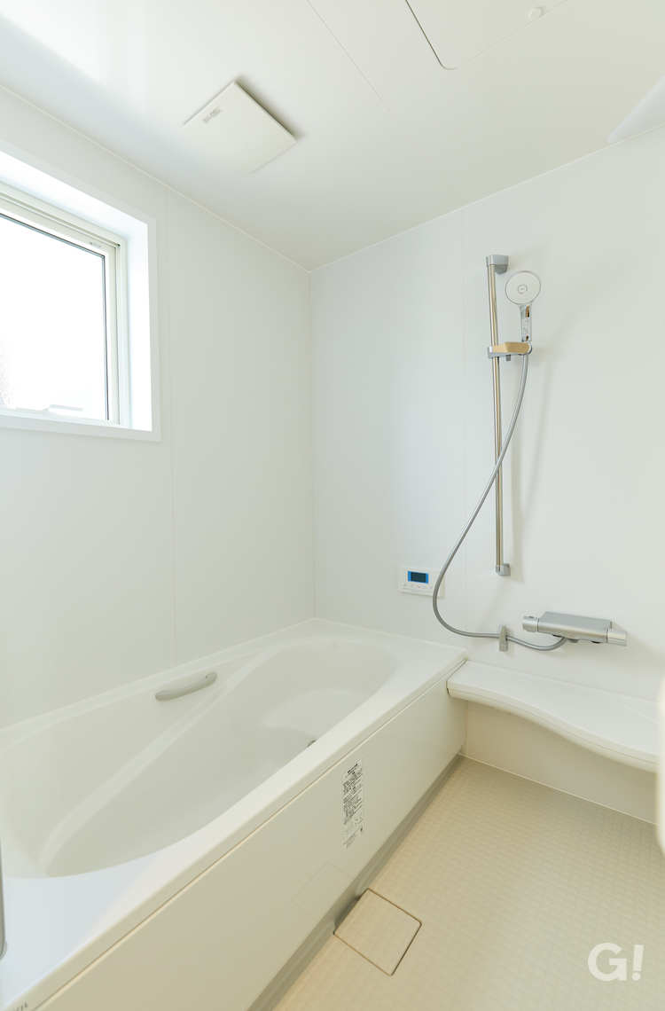 自然光もやわらかく差し込み清潔感あふれる広々としたシンプルな浴室