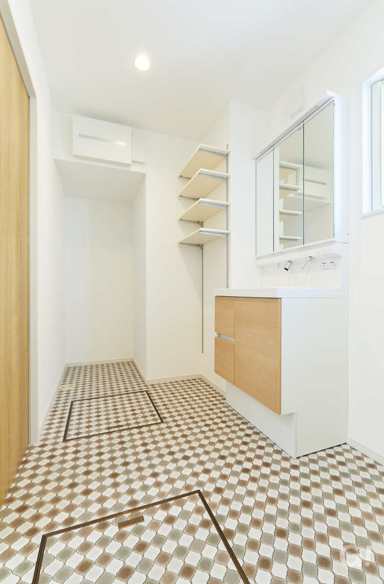 アースカラーで個性的なデザインのタイル床が可愛らしくお洒落！北欧スタイルの洗面脱衣室