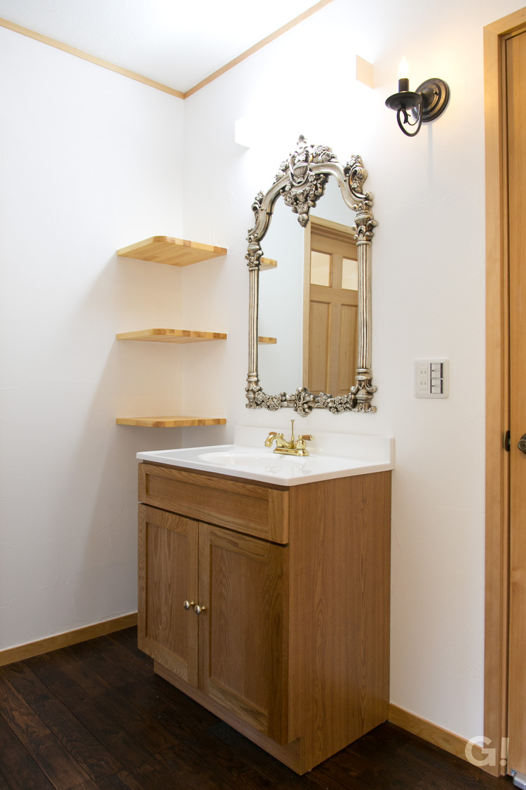 『エレガントな鏡で高級感漂う魅力の詰まったシンプルモダンな洗面所』の写真