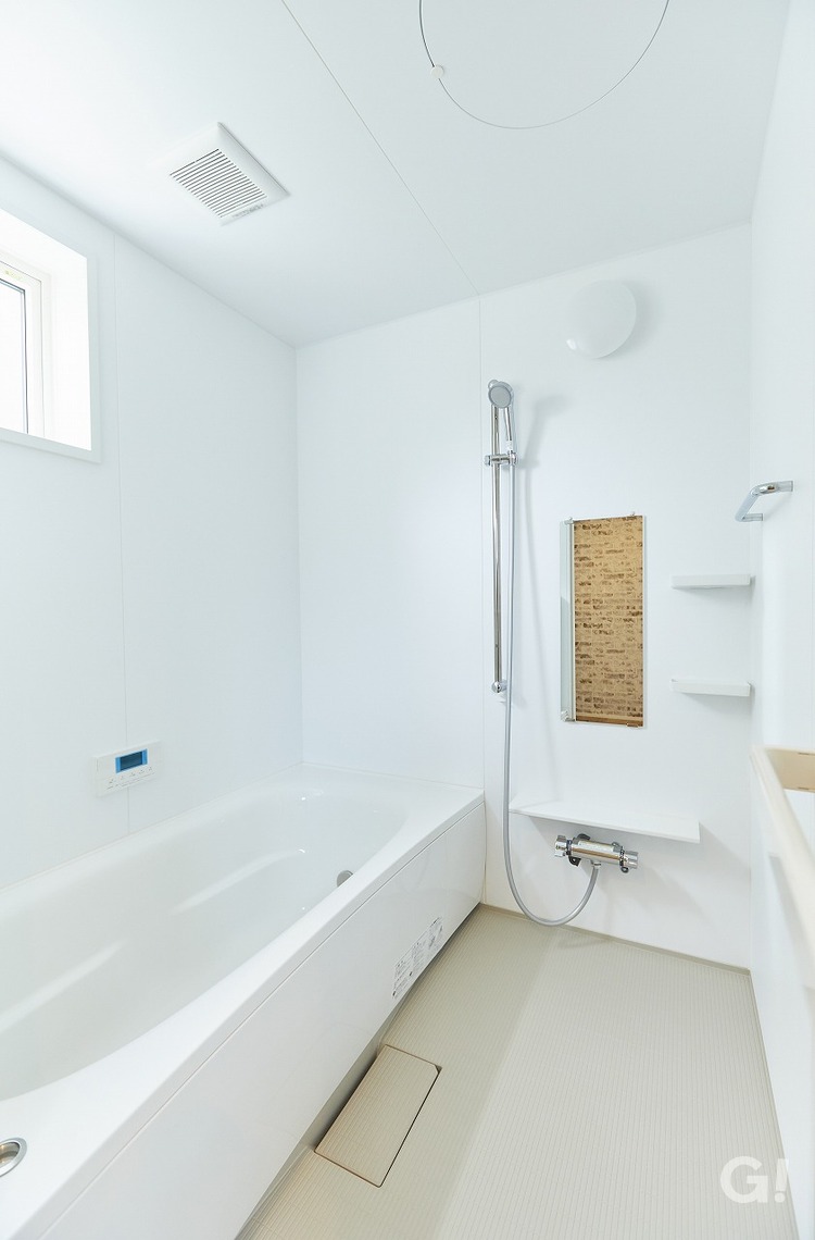 『真っ白で統一され清潔感があって美しい！広々としたシンプルな浴室』の写真