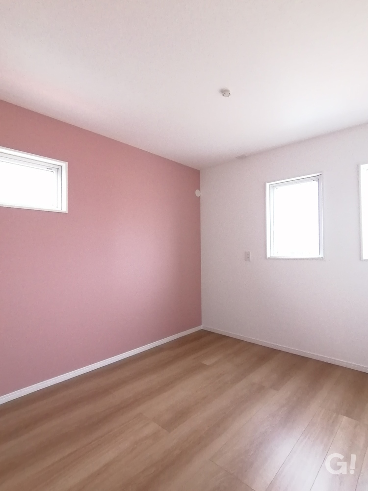 『くすみピンクは可愛らしさと上品な雰囲気でいいナチュラルな洋室』の写真