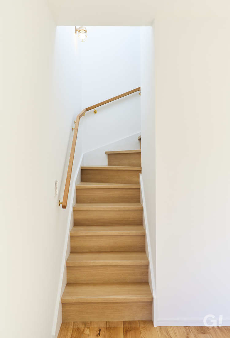 『お洒落な灯りが優しく通路を照らしてくれる！美しい印象がいいシンプルモダンな階段』の写真