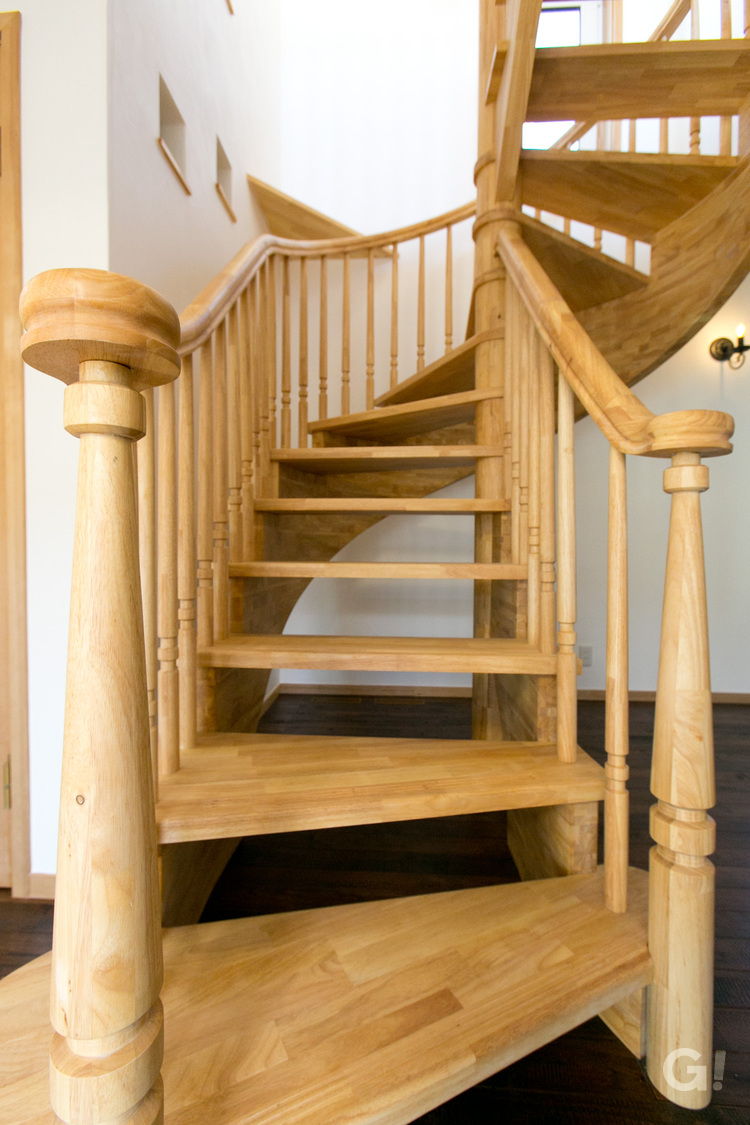 『大自然で育ったパワー伝わるオール木材のストリップ階段がいいシンプルモダンな玄関ホール』の写真