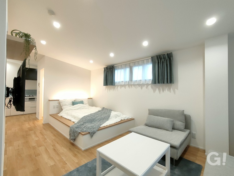『グリーンXグレーで上品で優しい雰囲気に包み込んでくれるシンプルモダンな寝室』の写真