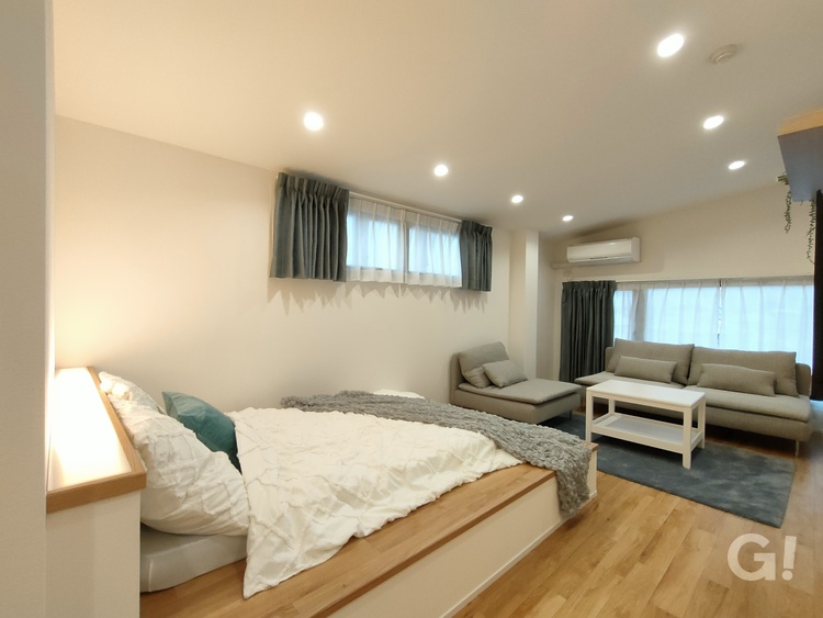 『いつでもリラックスでき！快適な睡眠が約束されるシンプルモダンな寝室』の写真