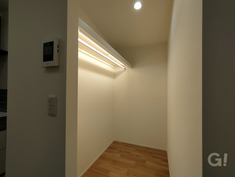 間接照明が空間を優しく照らしてくれるシンプルモダンな収納スペース
