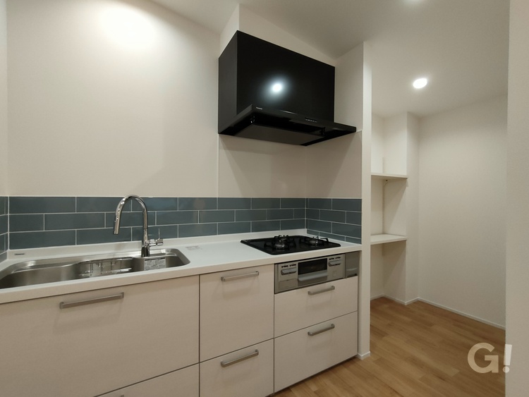 『ブルーグレーのタイルがお洒落アクセント◎壁付けで使い勝手のいいシンプルモダンなキッチン』の写真
