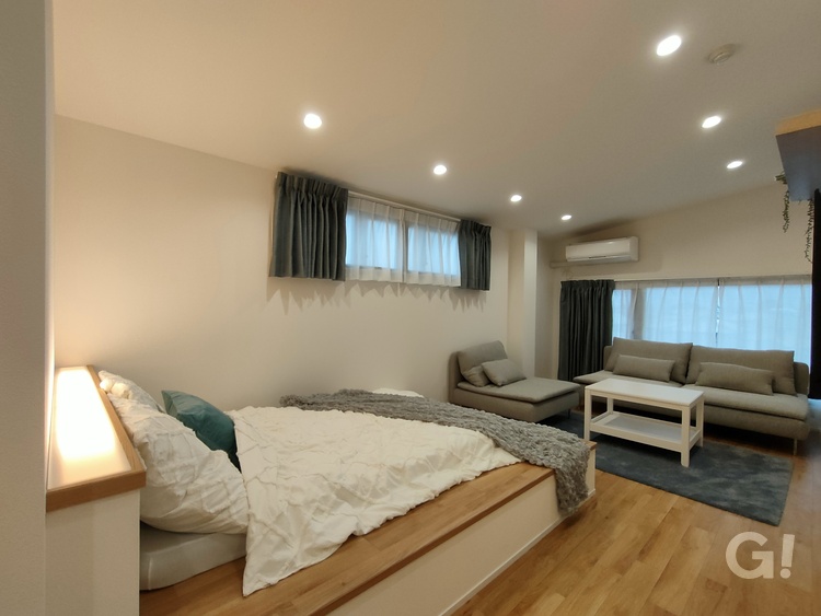 『やわらかい照明でリラックスした時を過ごせる◎快適がいいシンプルモダンな寝室』の写真