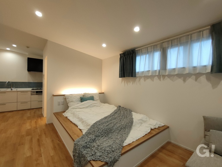 『小上がりスペースとして活用もOK！使い勝手のいいシンプルモダンな寝室』の写真