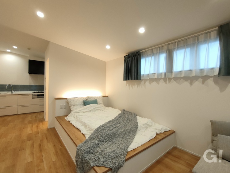 『毎日質のいい眠りが叶う！ヘッド部分のやわらかな灯りで癒されるシンプルモダンな寝室』の写真