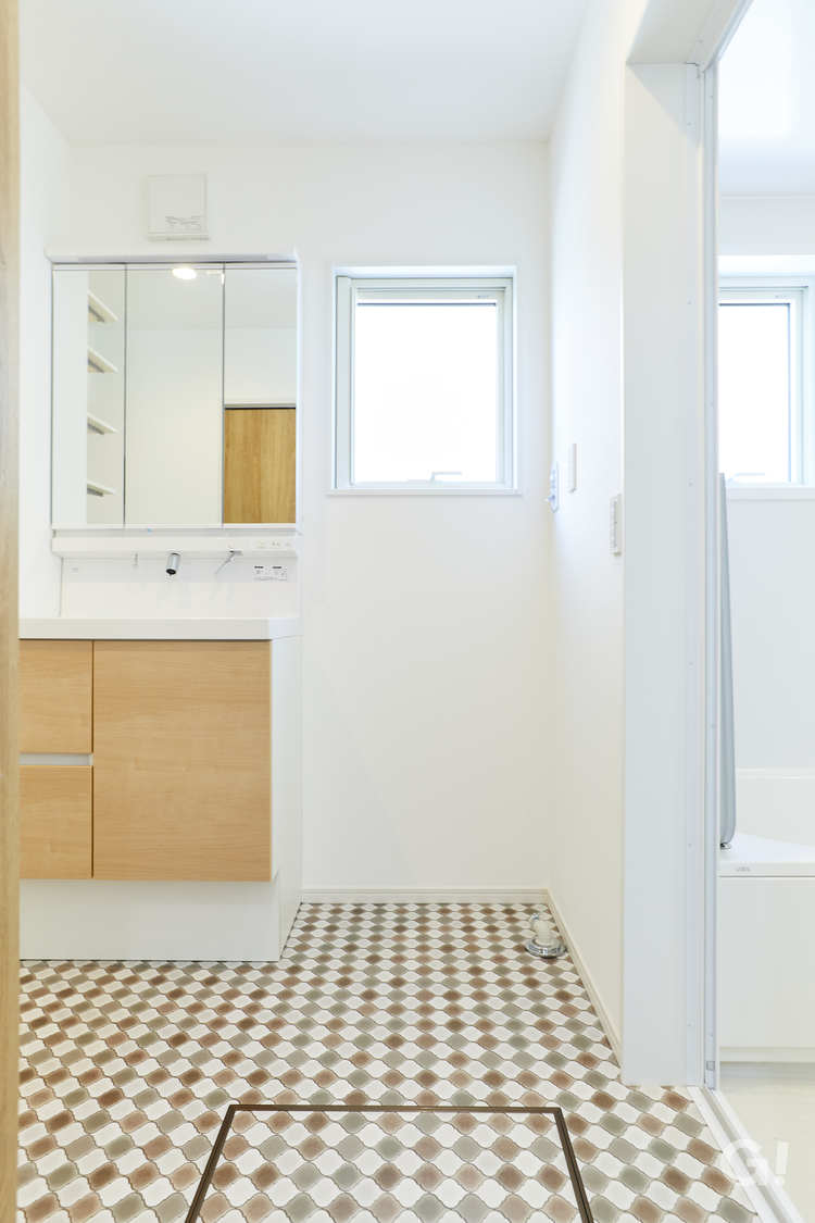 『アースカラーで個性的なデザインのタイル床が素敵！清潔感あふれるシンプルモダンな洗面室』の写真