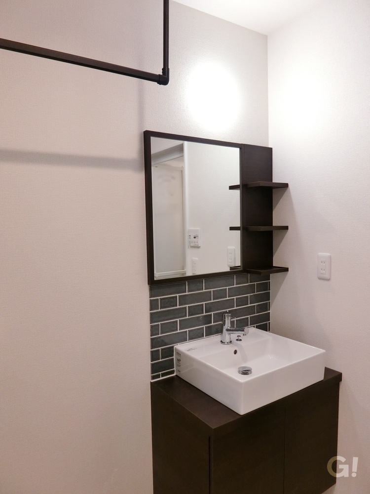 『使用するたび大満足できる◎モノトーンでかっこいい雰囲気がいいシンプルモダンな洗面室』の写真