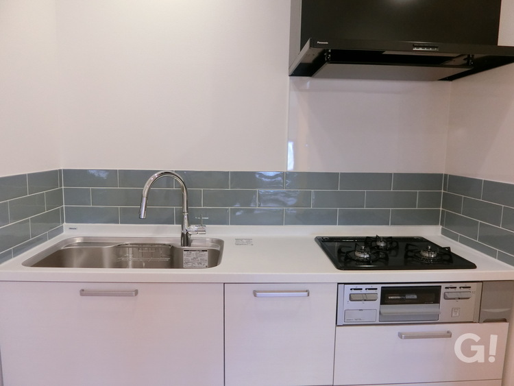 『白で清潔感あふれる印象がいい◎壁付けタイプはお料理に集中できるシンプルモダンなキッチン』の写真