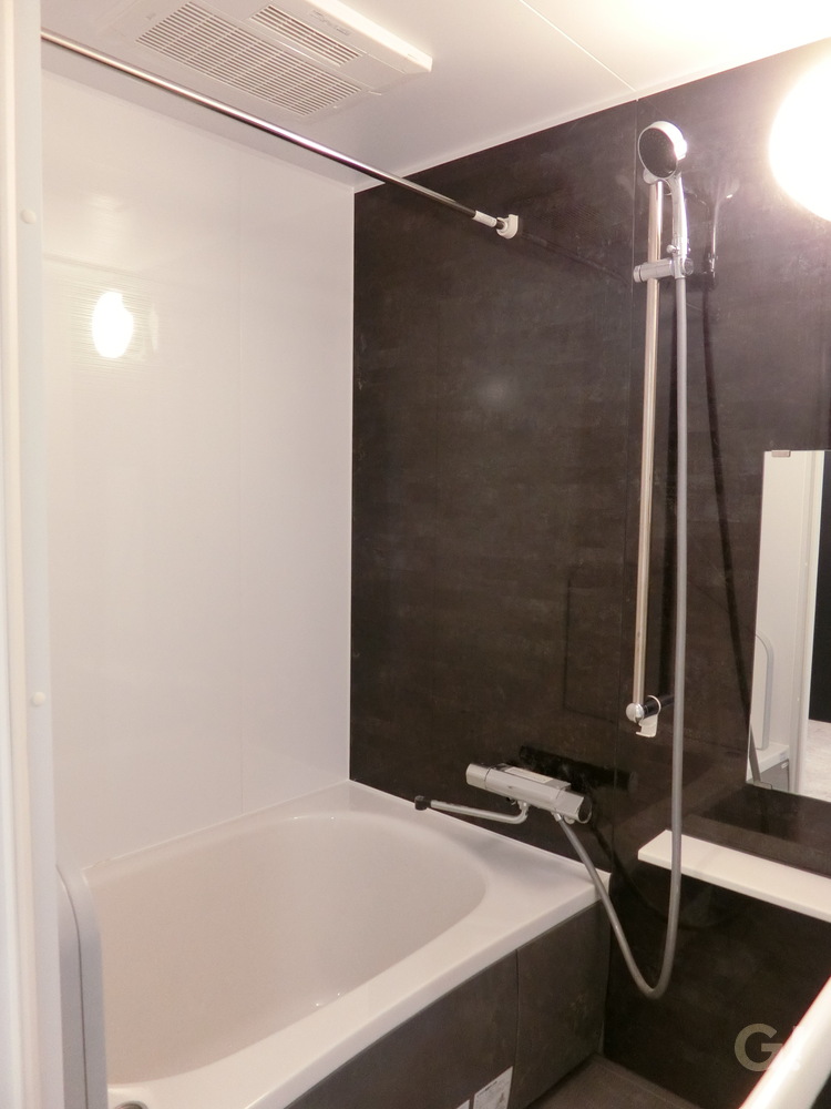 『身体の芯まで温まる至福のひと時がいい◎モノトーンでカッコいいシンプルモダンな浴室』の写真