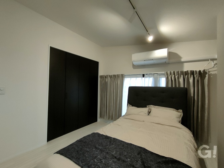 『心地よい時間を過ごしながらそのまま質のいい眠りに繋げられるシンプルモダンな寝室』の写真