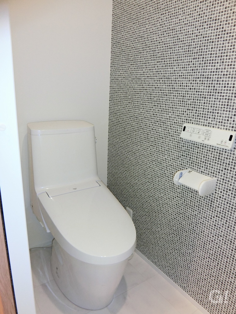 『モザイクタイル調のアクセントウォールが魅力的！清潔感あふれるシンプルモダンなトイレ』の写真