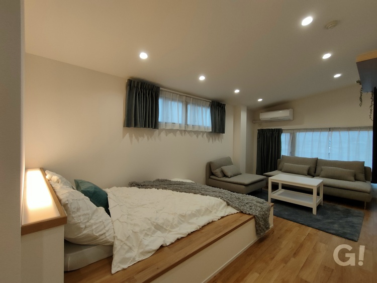 『優雅な時間がゆっくり流れホッと寛げるのがいいシンプルモダンな寝室』の写真
