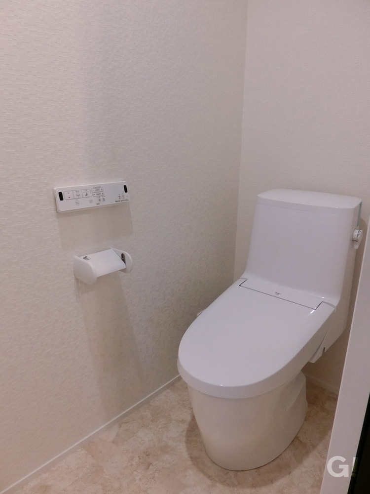 『ホワイト系で統一され清々しい空間！清潔感があって使いやすいシンプルモダンなトイレ』の写真