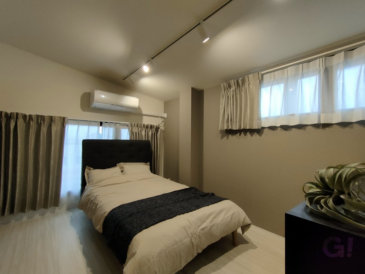 『アースカラーで心穏やかに過ごせる◎質のいい睡眠が嬉しいシンプルモダンな寝室』の写真
