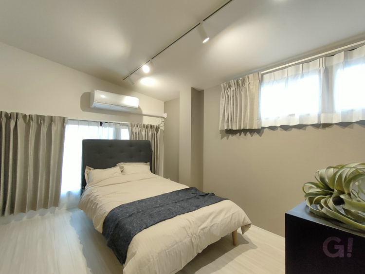 『心地よい眠りを約束！アースカラーで優しい雰囲気に包み込まれたシンプルモダンな寝室』の写真