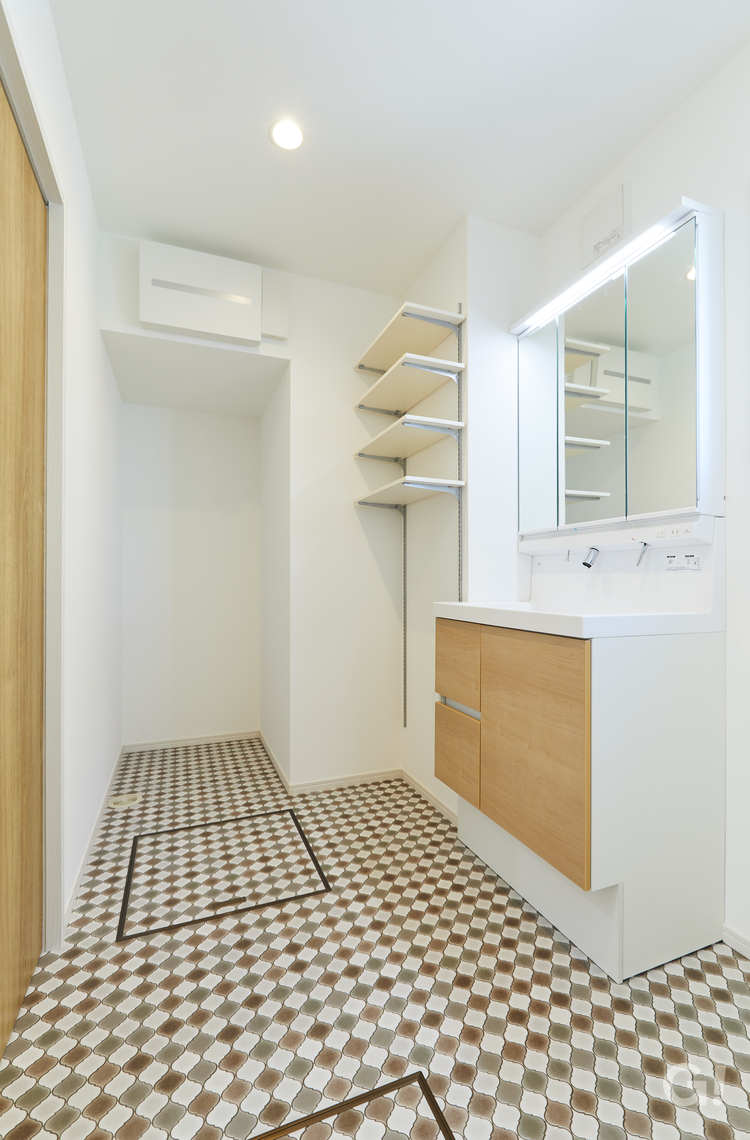 『個性あるデザインタイル床がお洒落に目を惹く！使い勝手のいいナチュラルな洗面室』の写真