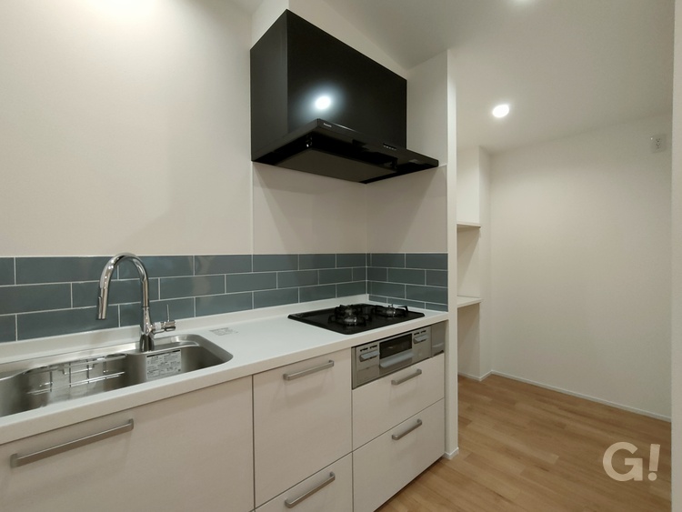 『白で明るく清潔感漂う空間！お洒落で家事動線抜群のシンプルモダンなキッチン』の写真