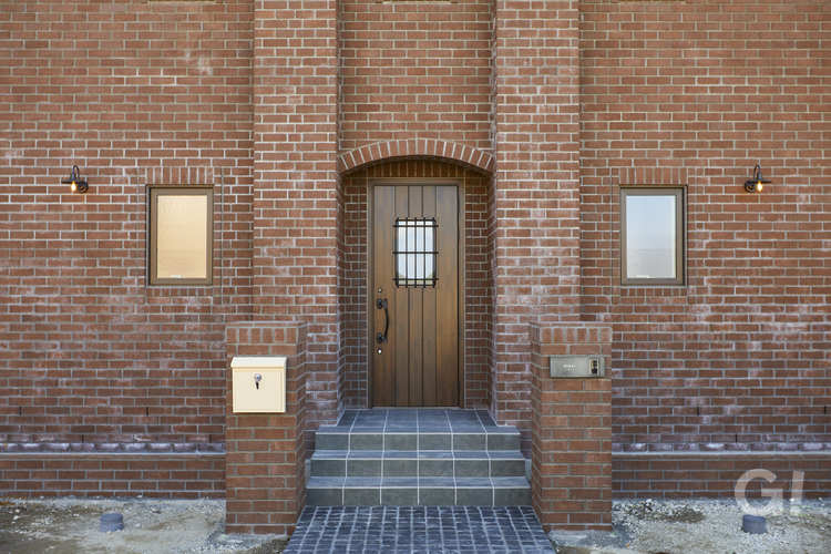 シンメトリーの門柱が高級感を引き立てる美しい玄関アプローチの写真