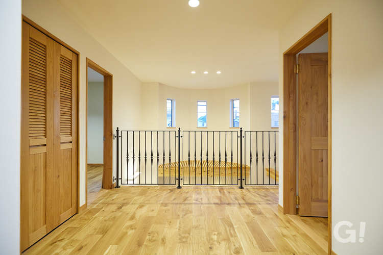 『広々とした快適空間で心癒される北欧スタイルの2階ホール』の写真