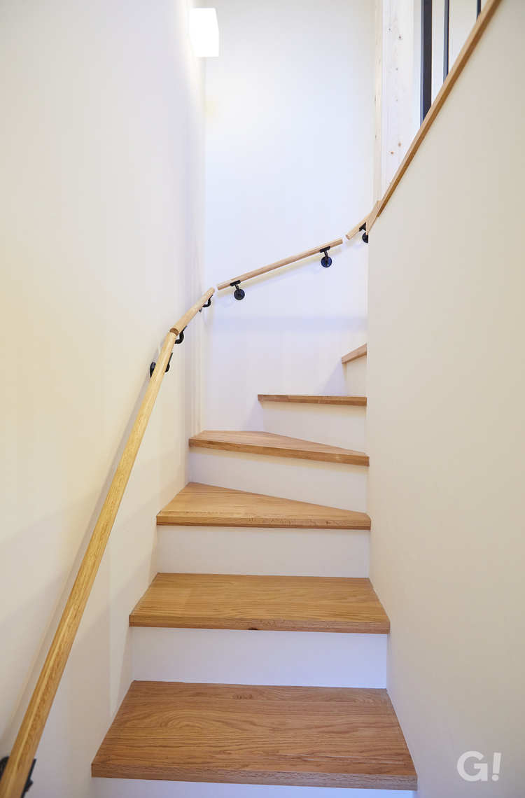 『明るく心地よい快適な空間のナチュラルな階段』の写真