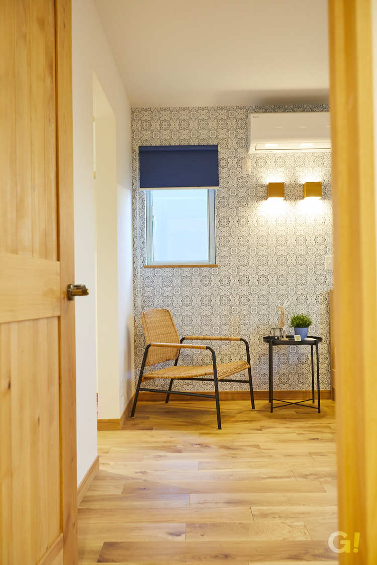 『北欧スタイルで心癒される空間＆ブルー系でまとめられた快適な寝室』の写真