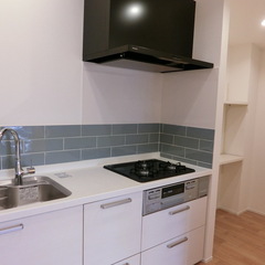 パントリーもあって家事動線抜群！大好きなお料理に集中できるシンプルモダンな壁付けキッチン