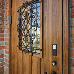 黒アイアンの模様で上品な玄関ドアに似合うブルックリン風レンガの家
