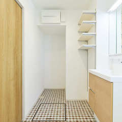 個性あるタイル床がお洒落アクセント！スムーズな動線が叶えられたナチュラルな洗面室