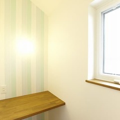 木の質感あふれるスタディコーナーは使い方自由自在！北欧スタイルの洋室