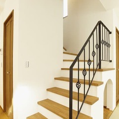 アイアン手すりデザインが可愛らしい落ち着きのあるナチュラルな階段