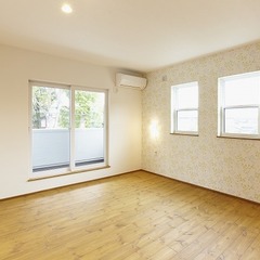 白色の壁にアクセントクロスが映えるお部屋