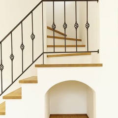 お洒落なデザインの黒アイアンフェンスが空間のアクセント！北欧スタイルの階段