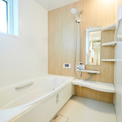 パッと目を引く木目が美しい！快適で明るく広々としたナチュラルな浴室