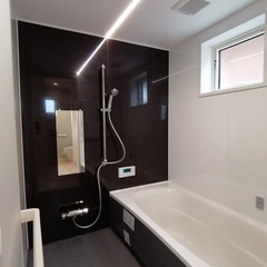 快適に入浴でき大人カッコいい空間広がるシンプルモダンな浴室