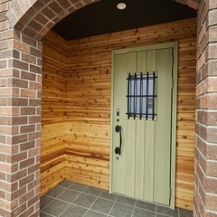 レンガ造りのアーチ型アプローチが可愛らしく心弾む北欧スタイルの玄関